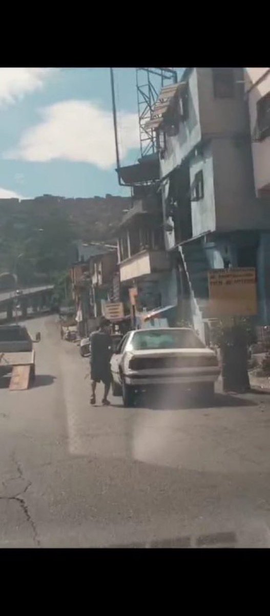 UKR_token's tweet photo. #Venezuela 

Autoridades se encuentran buscando al conductor de un Mustang 1984, color blanco, ya que una mujer murió tras haber sido atropellada por el vehículo al momento que fue bajado de la grúa. 

El conductor del carro y el Gruero se dieron a la fuga. https://t.co/vc6ciyw952