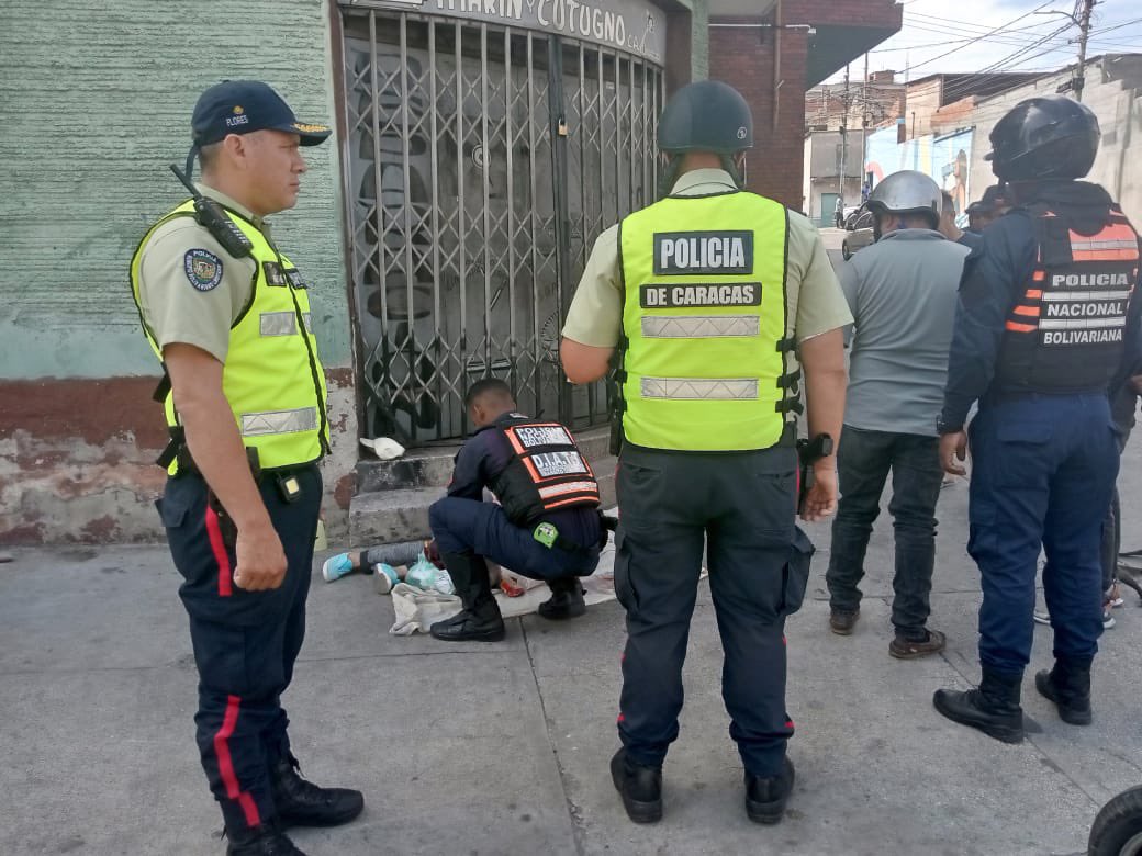 UKR_token's tweet photo. #Venezuela 

Autoridades se encuentran buscando al conductor de un Mustang 1984, color blanco, ya que una mujer murió tras haber sido atropellada por el vehículo al momento que fue bajado de la grúa. 

El conductor del carro y el Gruero se dieron a la fuga. https://t.co/vc6ciyw952