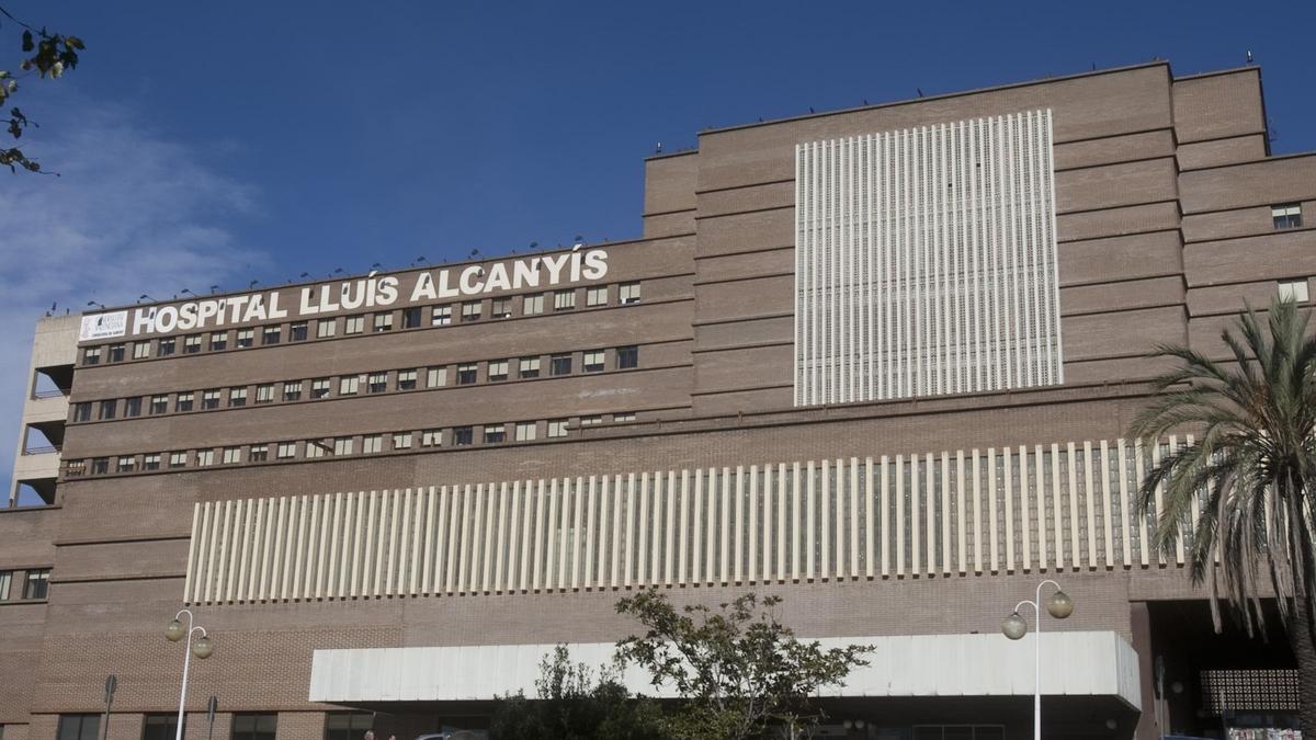 Esta mole brutalista i gris, que enguany celebra els 40 anys de la seua inauguració, ha sigut la nostra llar durant molts dies.

Un fil d'enorme agraïment a l'Hospital Lluís Alcanyís de Xàtiva i al sistema públic de sanitat: el tresor més gran del nostre autogovern.
