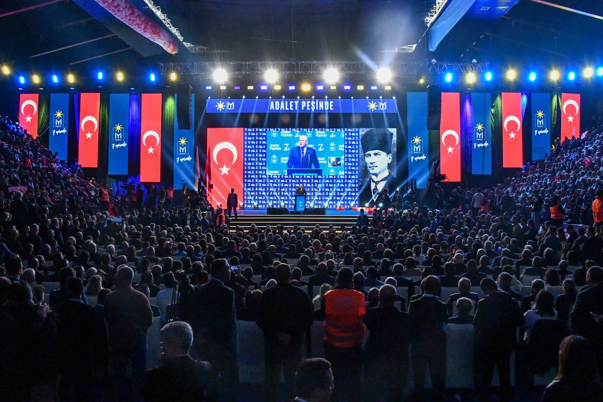 MDervisogluTR's tweet photo. Alın terimizi mürekkep, kalplerimizi defter eyleyip; her satırını inançla, her harfini azimle yazdığımız destanımız İYİ Parti'mizin 7. yaşı kutlu olsun!

Memleketimizin dört bir yanından gelerek gururumuzu ve kıvancımızı paylaştığımız, aynı zamanda yurdumuzun her bir köşesinde gönülleri bizimle olan tüm aziz dava arkadaşlarıma şükranlarımı sunuyorum.

Dün olduğu gibi bugün de; durmayacak, susmayacak,
yorulmayacağız.

Başta Kurucu Genel Başkanımız Sayın Meral Akşener olmak üzere bu kutlu çatının kuruluşunda ve yaşatılmasında emeği olan herkesten Allah razı olsun.