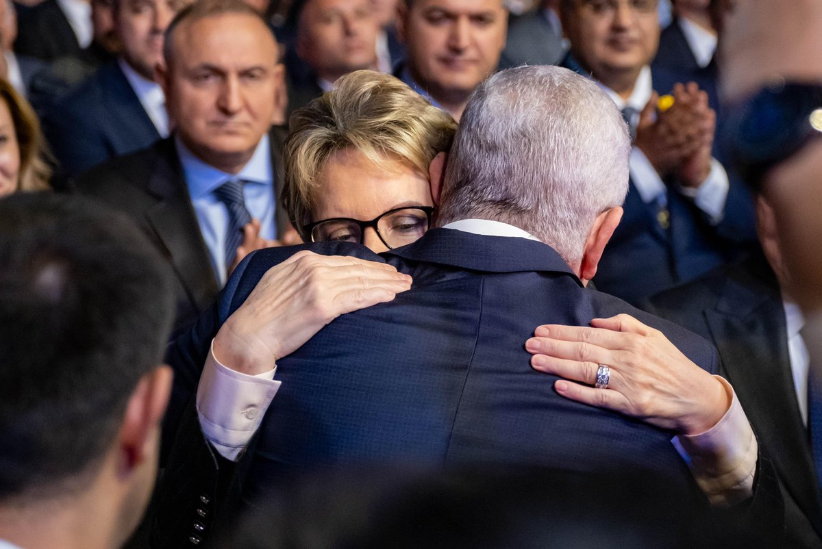 Alın terimizi mürekkep, kalplerimizi defter eyleyip; her satırını inançla, her harfini azimle yazdığımız destanımız İYİ Parti'mizin 7. yaşı kutlu olsun!

Memleketimizin dört bir yanından gelerek gururumuzu ve kıvancımızı paylaştığımız, aynı zamanda yurdumuzun her bir köşesinde