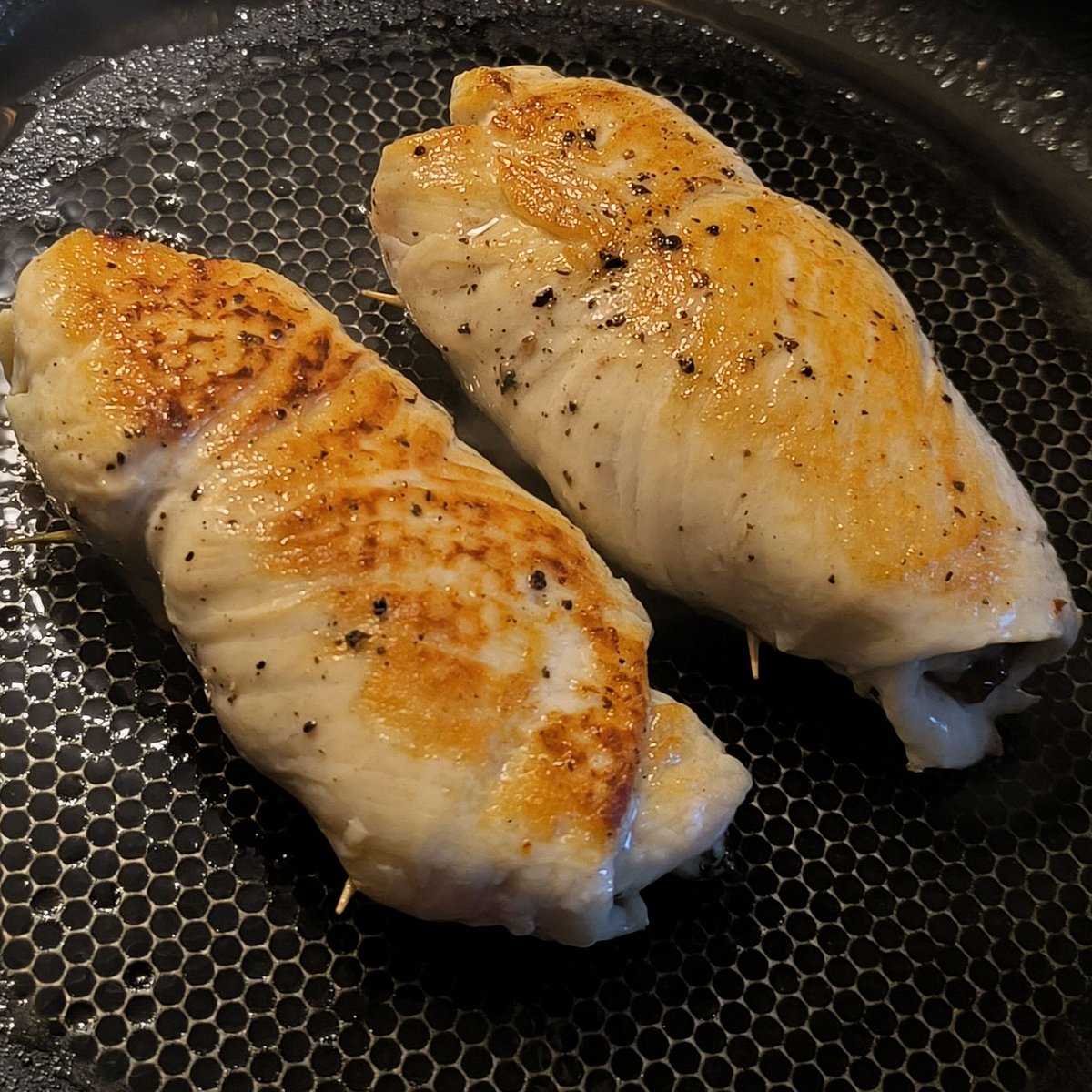 MikeKocht's tweet photo. #Involtini - "Rouladen" vom #Hühnerschnitzel
Gefüllt mit getrockneten Tomaten und Gorgonzola
Serviert auf cremiger #Polenta
Dazu noch #Kohlsprossen (#Rosenkohl)
https://t.co/nD4VedV3gn https://t.co/OyCLfmyY6Y