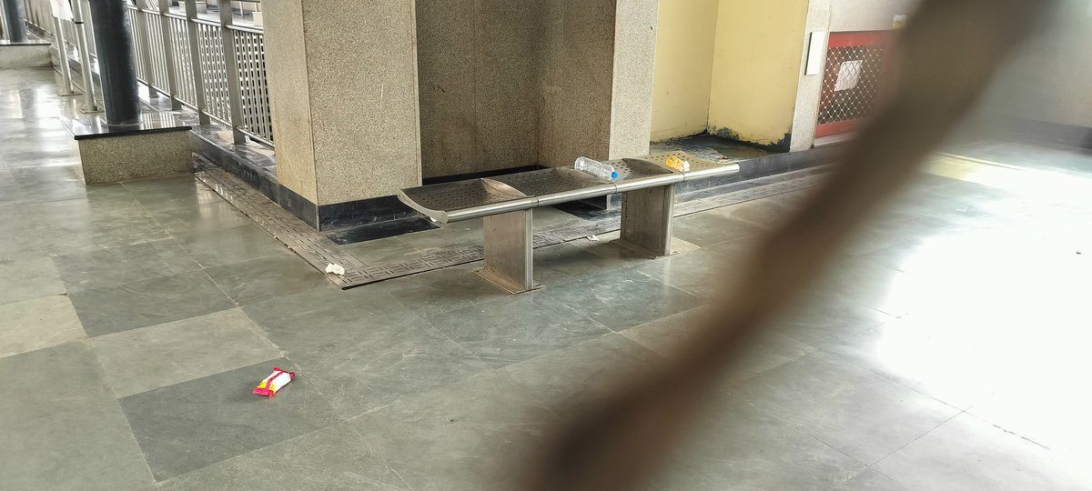 NarendraRustag1's tweet photo. Anand Vihar Metro station Violation of Law by Travellers https://t.co/NEgpzJdwdI