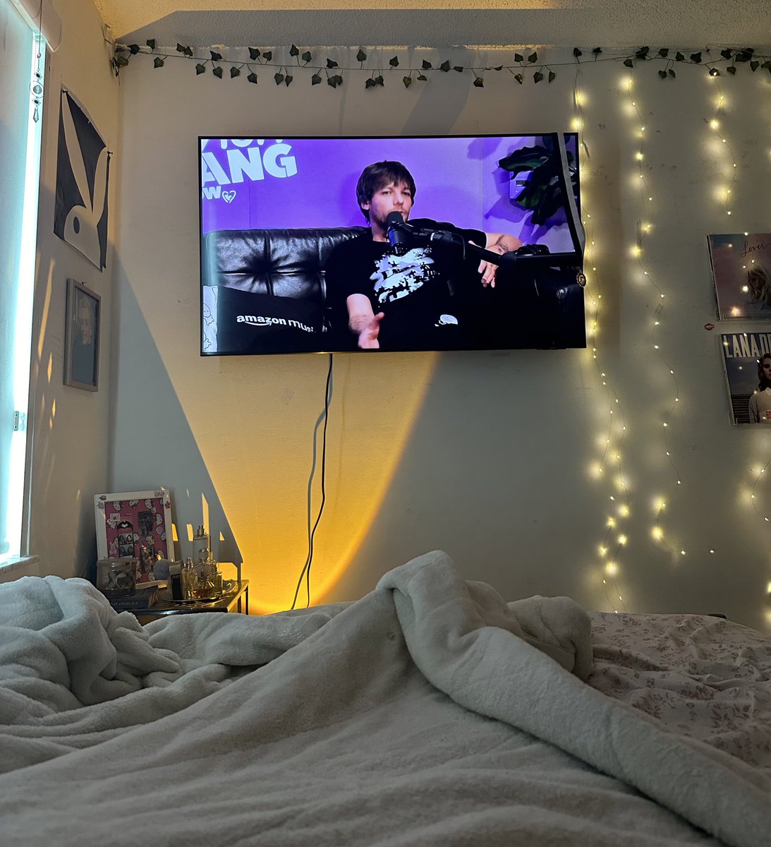 louisssxcx's tweet photo. this is me coping https://t.co/Ay6HHwSBBl