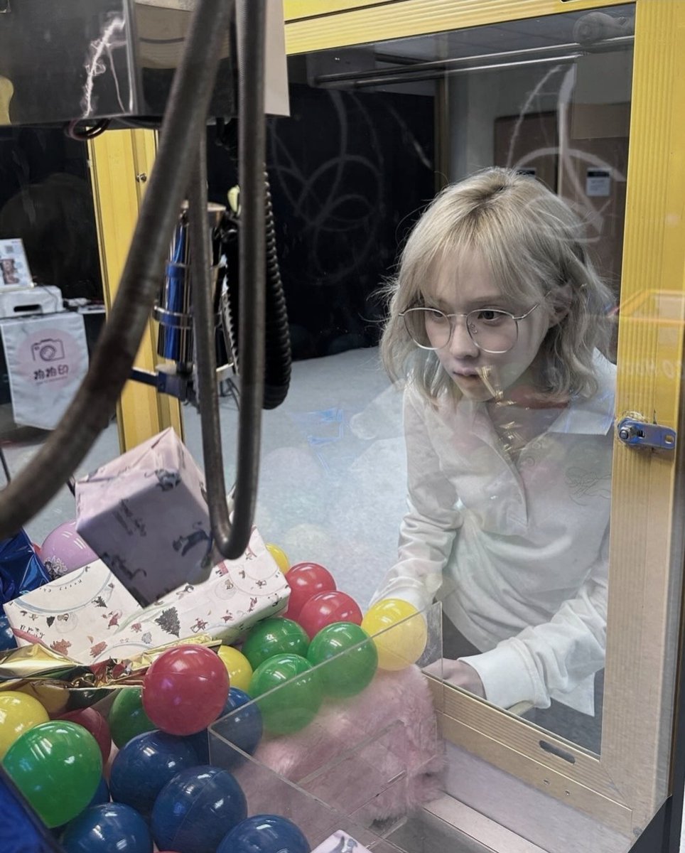 ㅤㅤㅤ
     istediği oyuncağı alacağız diye şu uyduruk makineye tüm paramızı yatırdık resmen.. luci sen bana zarar veriyorsun.