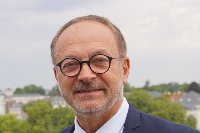 Un an après avoir drogué une collègue parlementaire dans l’idée de commettre des attouchements sexuels, Joël Guerriau, sénateur de Loire-Atlantique de droite est toujours en poste. 

Il n’a jamais voulu démissionner et Gérard Larcher ne s’est jamais exprimé à son sujet.