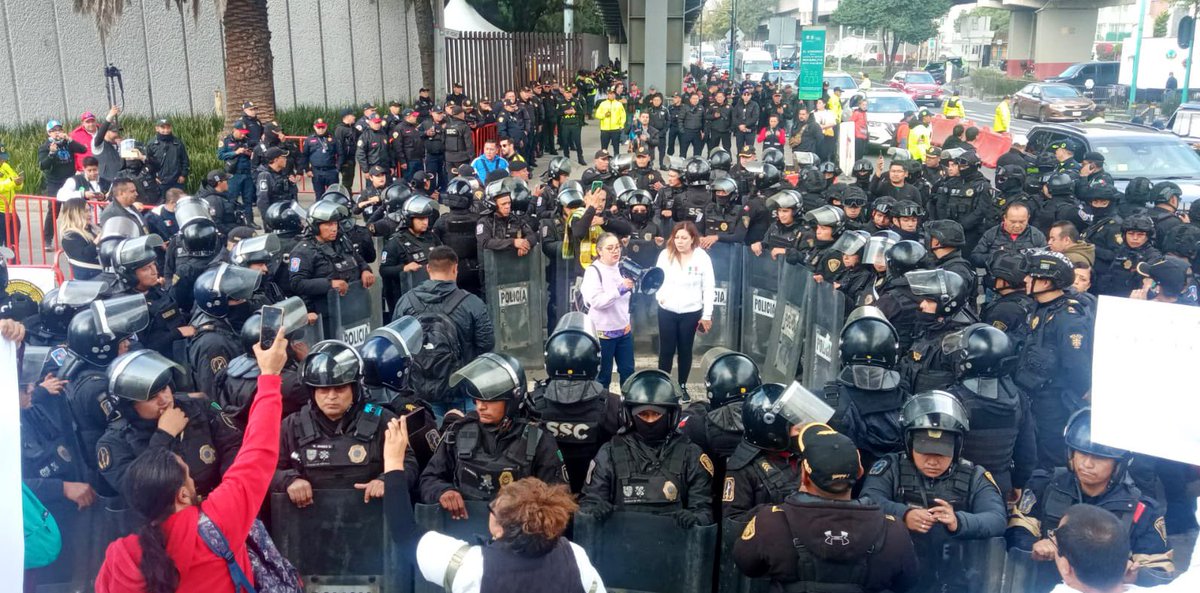 NO CLAUDIA, CONTIGO NO LLEGARON TODAS, QUIENES NO PIENSAN COMO TÚ, NO.

Está foto, donde más de 100 granaderos “encapsulan” a dos trabajadoras del poder judicial que protestan afuera de la fórmula 1, describe exactamente el segundo piso de “la científica, heredera del 68”. 😡