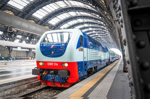 Mediarail's tweet photo. FS Treni Turistici Italiani, une société du groupe FS chargée du patrimoine, a obtenu le certificat de sécurité unique de l'ERA, garantissant la sécurité ferroviaire. Elle devient une véritable entreprise ferroviaire, opérant des trains historiques et... vintage #railways #travel https://t.co/tnwpNVROps