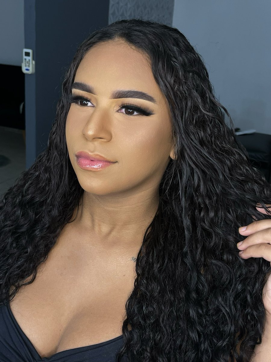 Volume brasileiro 🇧🇷
Fios seda glamour 🦋
Make básica 💄

⏰Agende seu horário, link para atendimento na bio do perfil 📲