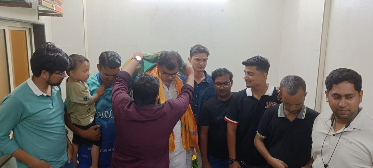 sfaraz_khan's tweet photo. Aaj @FaiyazAhmed1961 ko 184 #Byculla Assembly Seat se #AIMIM ki ummedwari Milne par Mominpura Kalapani ke Naujawano ne Mubarakbad Pesh Ki aur Election me full support ka yaqeen dilaya.
#Ittehad #इत्तेहाद #Unity
#HumBycullaKeLog https://t.co/2mttOaNLll