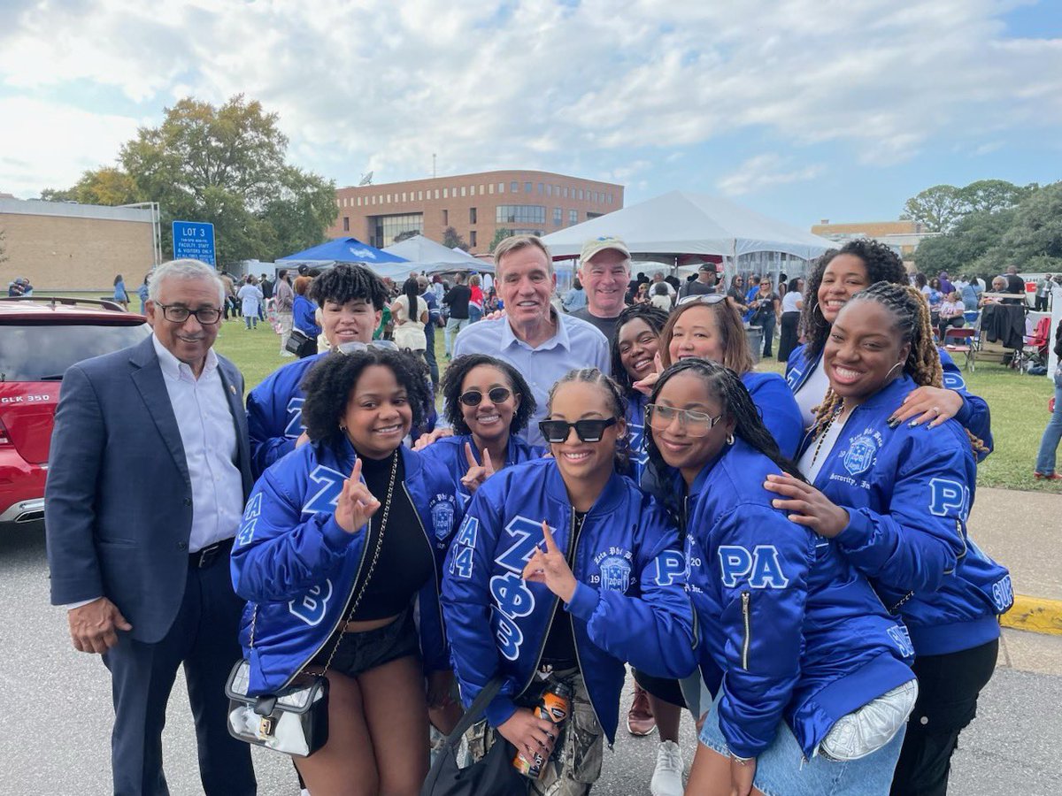 MarkWarner's tweet image. Happy Homecoming @NorfolkState and @_HamptonU! Great to celebrate with friends from across the Commonwealth yesterday!