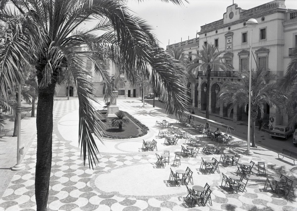Cadires i taules a la plaça de la vila. Segona meitat del segle XX. 

🗄️📸 Fons de l’Arxiu Comarcal del Garraf 

#arxiu #plaça #vila #vilanovailageltru #garraf