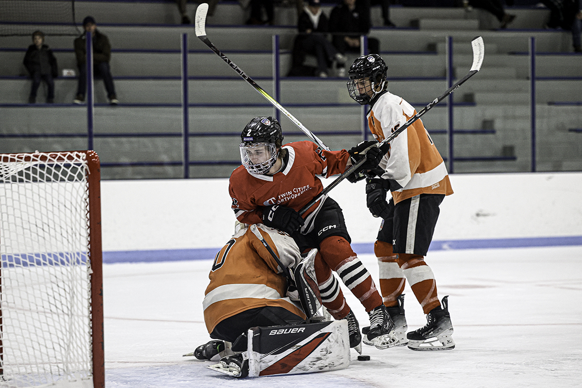 ELPuckOfficial's tweet image. Team TCO defenseman Nolen Geerdes collides with Team Minneapolis St. Paul Magazine goaltender Easton Cody in the first period of the Elite League 2024 championship game. MSP took a 1-0 lead after the first period. Scoring: hselitehockey.com/stats#/163/gam…. Photos: zenfolio.com/legacyhockeyph…