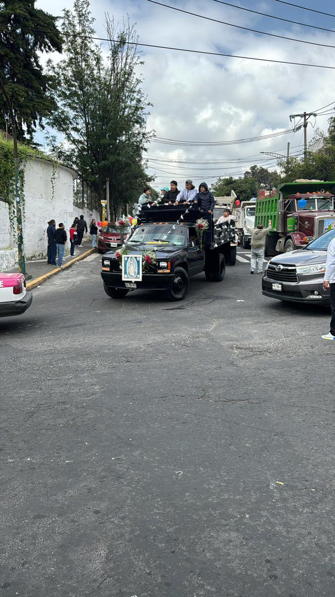 LopezCasarinJ's tweet photo. Felicito a los mas de 9 mil trabajadores por su peregrinación número 79 hacia la Basílica de Guadalupe. 

La policía Bancaria e Industrial, adscrita a nuestra Alcaldía, coordinó tareas para ofrecer seguridad a 1.200 camiones de los “Colonos de Merced Gómez y Transportistas de Materiales para la Construcción de Mixcoac, Olivar del Conde y Puerta Grande”. 

Su trabajo es importante para hacer construir un #ÁlvaroObregón con fuertes cimientos. 

#AlcaldíaModelo #ConstruyendoComunidadAO