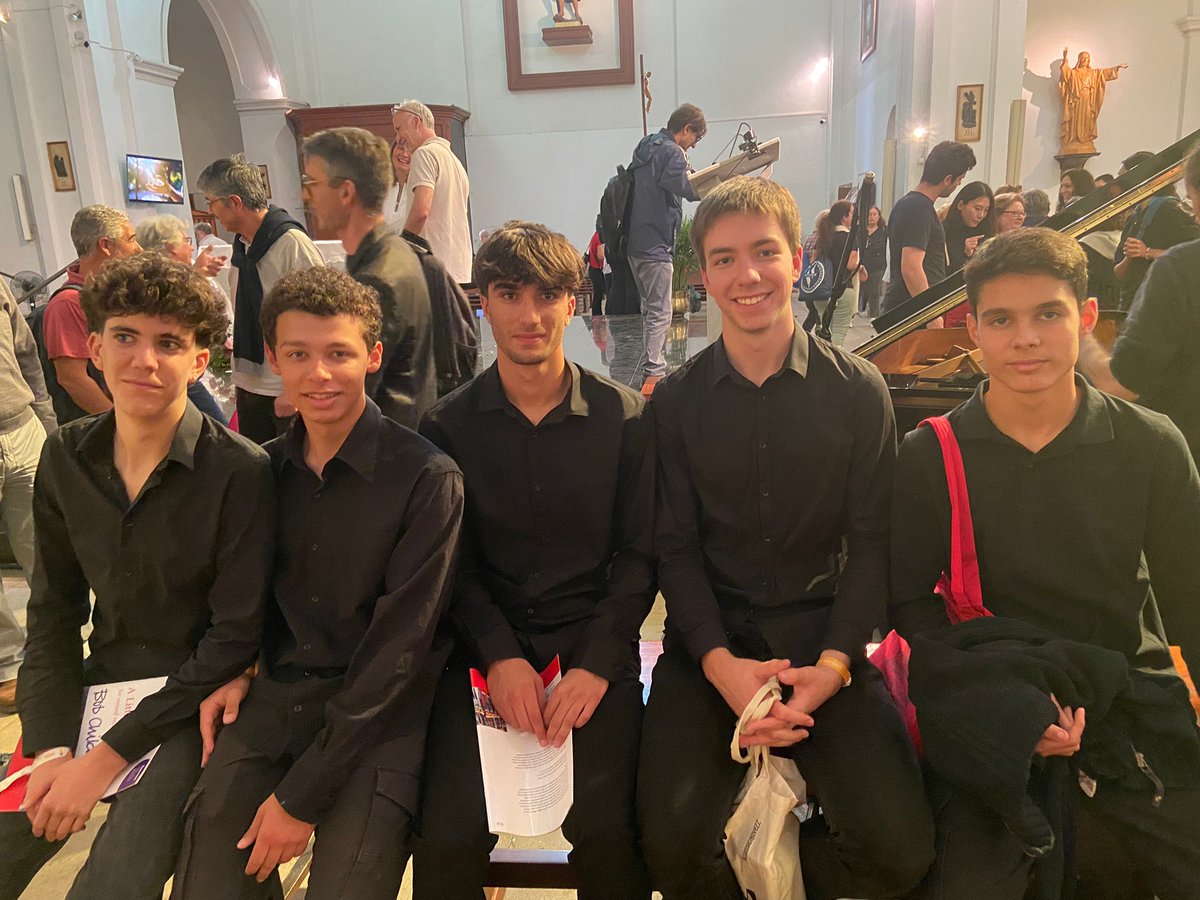 CorCabirol's tweet photo. Avui ens hem mogut a Calella, al festival Sing For Gold, a assajar amb Bob Chilcott! Hem tornat a cantar A Little Jazz Mass, aquest cop a l'església de Santa Maria i Sant Nicolau. Una molt bona experiència! 🎶 https://t.co/Tc5QoTC1uU