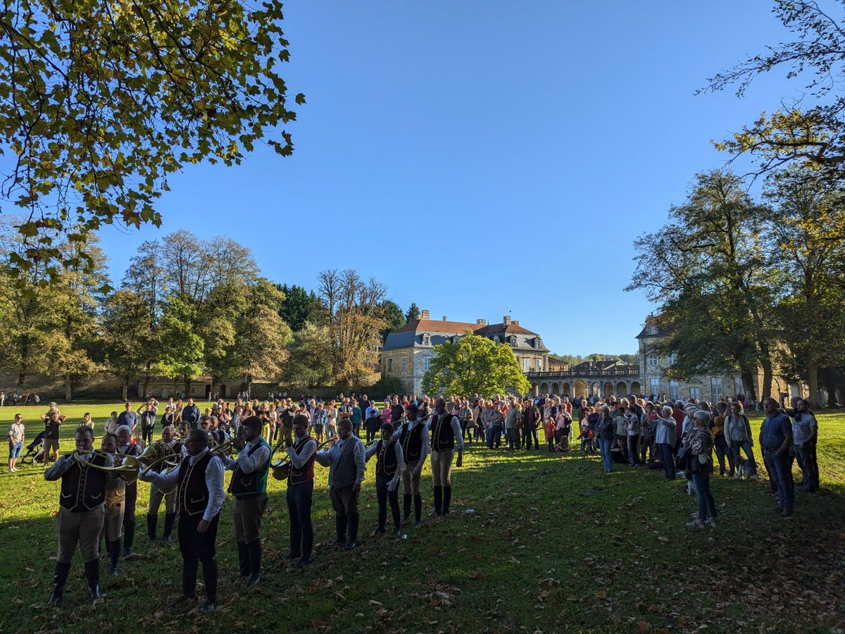 BenoitBraibant's tweet photo. Trompes de chasse.
Dans le cadre de la fête de la Saint-Hubert, aubade dans le parc de l'Abbaye cistercienne fondée en 1118 de Trois-Fontaines (Marne) par le Rallye Trompes de Lorraine.
Grande affluence accompagnée du soleil. https://t.co/zcxTFrlb0P