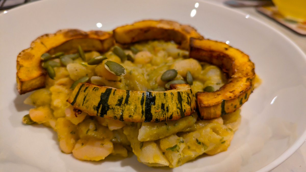 VeganOlive1's tweet photo. Gorgeous roasted #Delicata squash & sauce pasta with cannellini beans, pumpkin seeds & sage #Vegan...thanks @Riverford this is a keeper 😋🥰👌🌱🌻 https://t.co/Ozv6R9ptY7