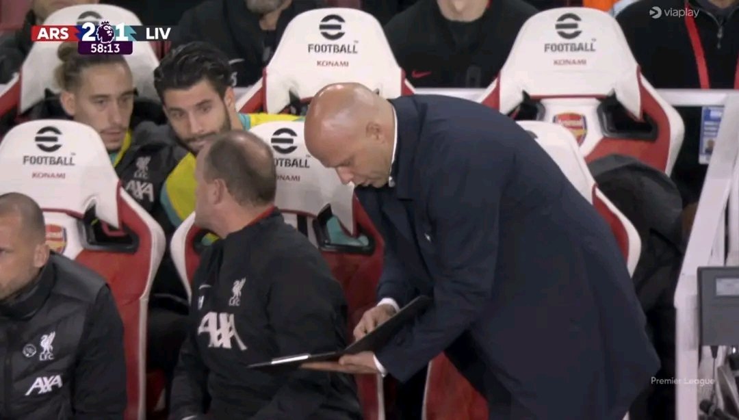 kingBen398420's tweet image. Arne Slot is doing tactical changes.

#Seun #Madueke