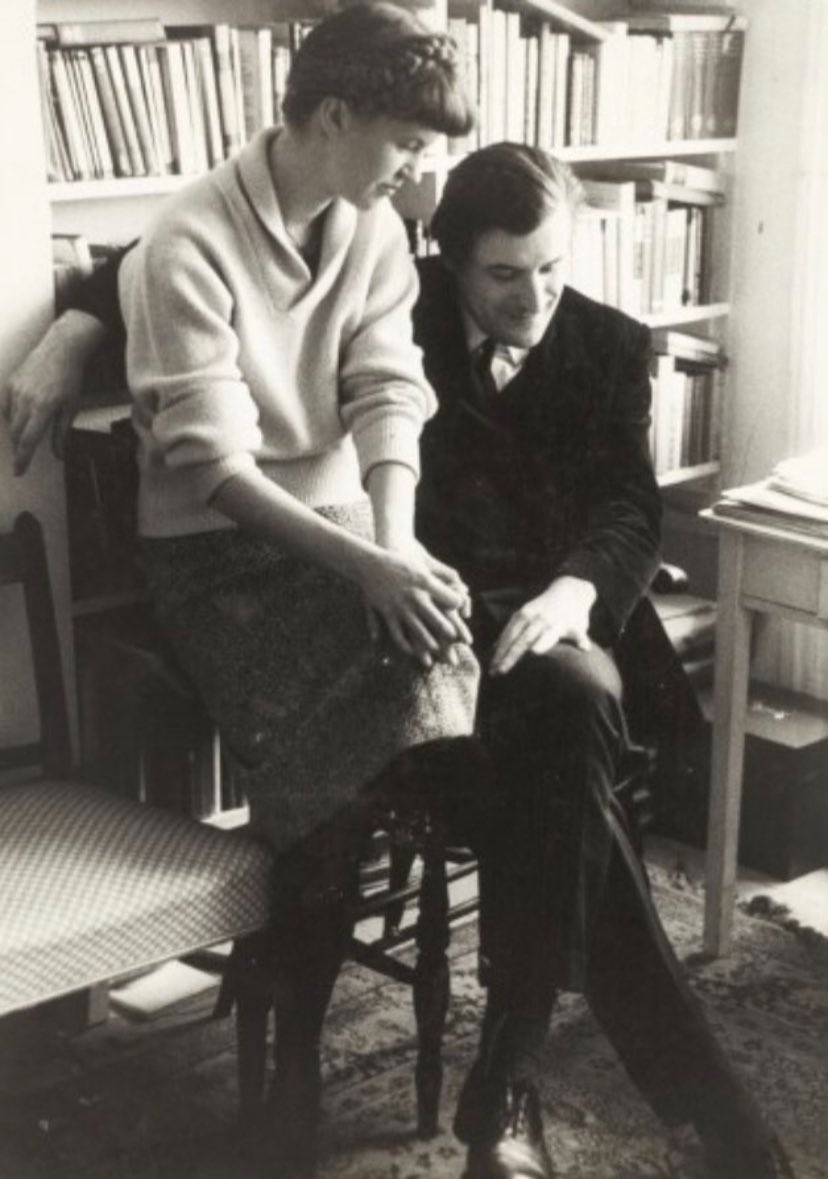 همین است که در “حباب شیشه” که پس از مرگش منتشر شد نوشت:

«نمی‌دانستم چرا می‌خواهم گریه کنم. اما می‌دانستم اگر کسی با من صحبت کند یا از نزدیک نگاهم، اشک از چشمانم روانه می‌شود و بغض در گلویم می‌شکند و آنگاه یک هفته تمام خواهم گریست»

و از خود پرسید:

«زندگی‌ات را کجا جا گذاشتی»/۲۸