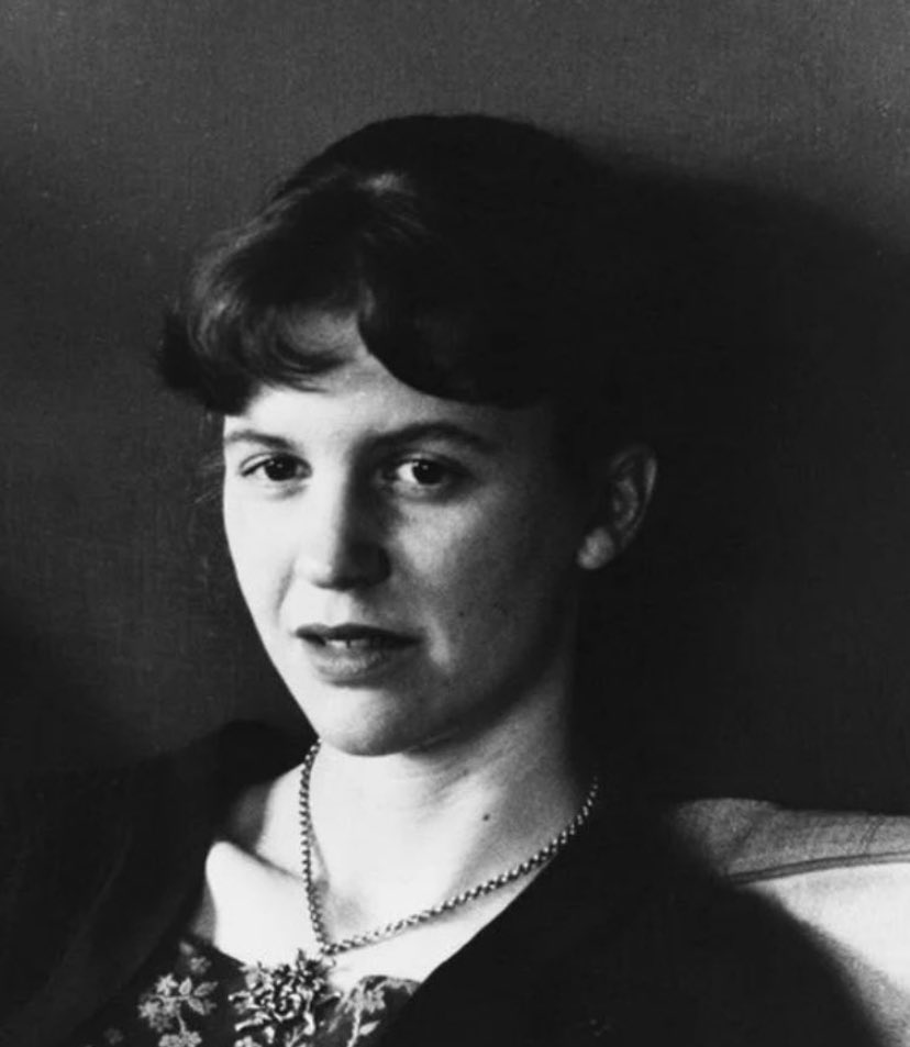 در همان “حباب شیشه” که روایتی از زندگیش است و آن را با اسم ویکتوریا لوکاس منتشر کرد و چند هفته بعد خودکشی، نوشته:

«به او گفتم به جهنم باور دارم، چون بعضی از ما نَمُرده در دوزخ زندگی می‌کنیم»

و در خاطراتش گفت:
«اینکه خودت باشی سخت‌ترین کار است. راحت‌تر این بود که هیچکس نباشی»/۳