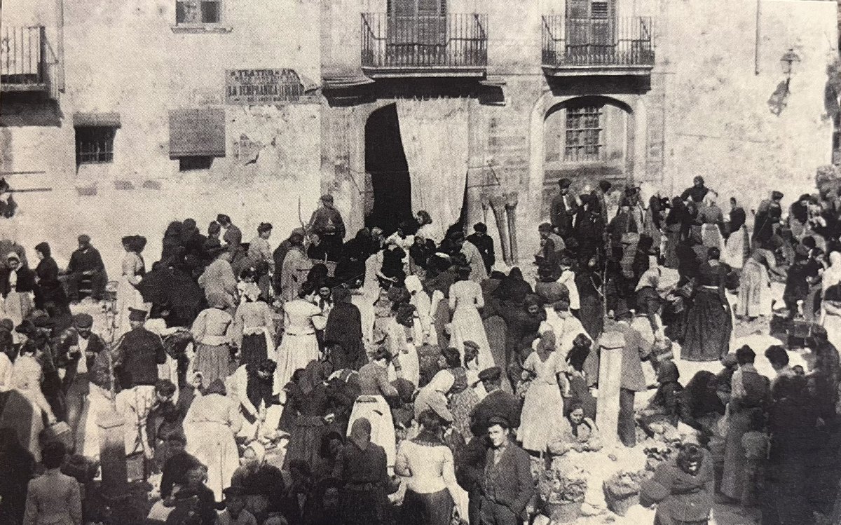 Plaça del mercat (actualment Plaça de Pau Casals) 1899

🗄️ Institut d’Estudis Penedesencs, Fons fotogràfic Biblioteca Museu V. Balaguer. (Col.particular)

#arxiu #vilanovailageltru #mercats #plaçes #garraf