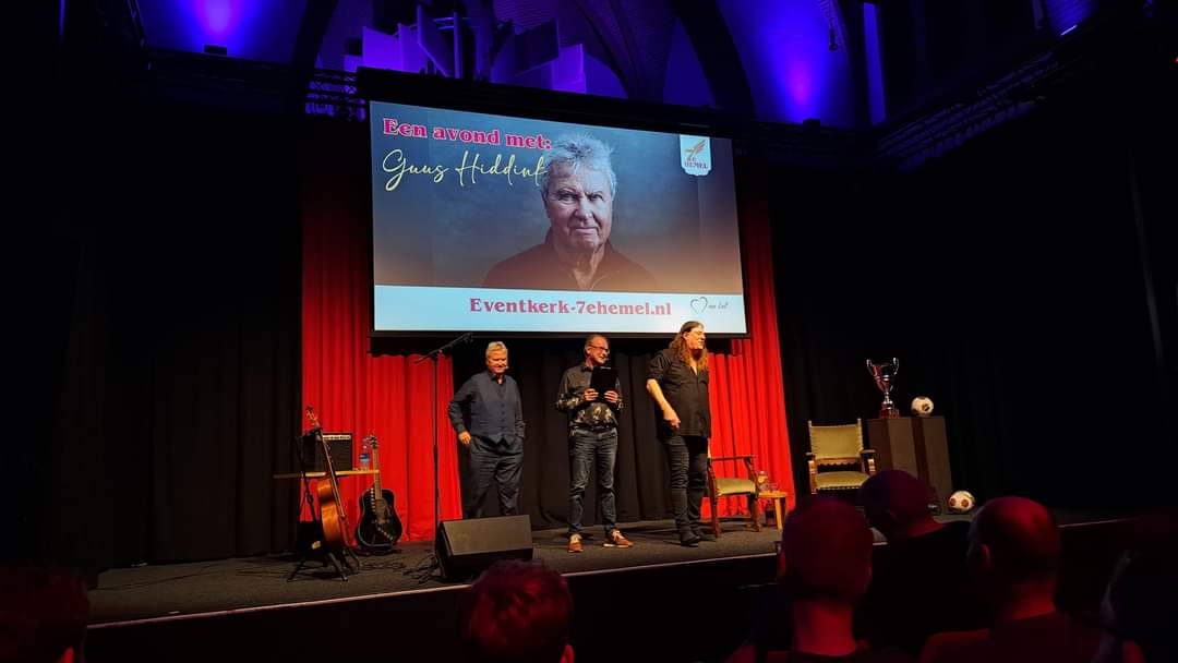 Mooie avond in 't Hart van Loil met hoofdgast Guus Hiddink, interviewer Erik Hagelstein en muzikant Rocco Ostermann