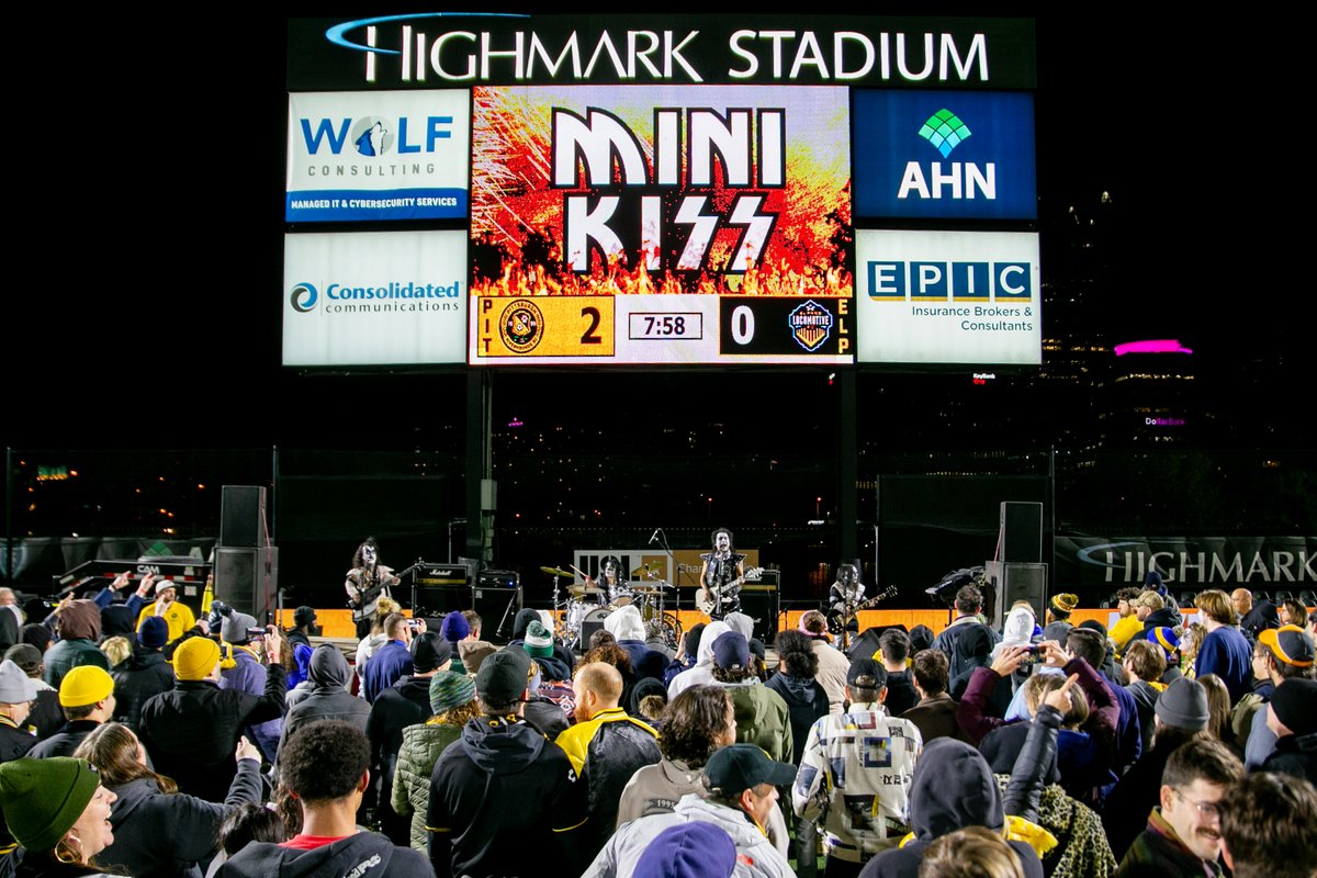 Scenes from the <a href="/RiverhoundsSC/">Pittsburgh Riverhounds SC</a> 2-0 win over <a href="/eplocomotivefc/">El Paso Locomotive FC</a> - featuring the <a href="/SteelArmy/">Steel Army</a> player of the year presentation to <a href="/DaBrickWall00/">Eric Dick</a>, and post-game performance by <a href="/minikiss/">MINIKISS</a>

#HOUNDTAHN #PITvELP 

#soccer #uslchampionship #pittsburgh #sportsphotography #pittsburghriverhounds
