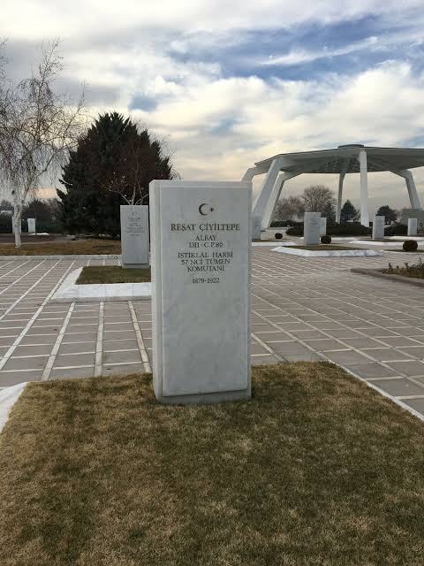 Devlet büyüklerinin gömülme törenleri ve mezar taşlarına yazılacak ifadeler, devlet protokolü çerçevesinde belirlenir. Bu protokol, daha genel ve resmi bir dil kullanımını tercih eder.

Atatürk ve diğer devlet büyüklerinin mezarları, sadece bir mezar olmanın ötesinde, anıt