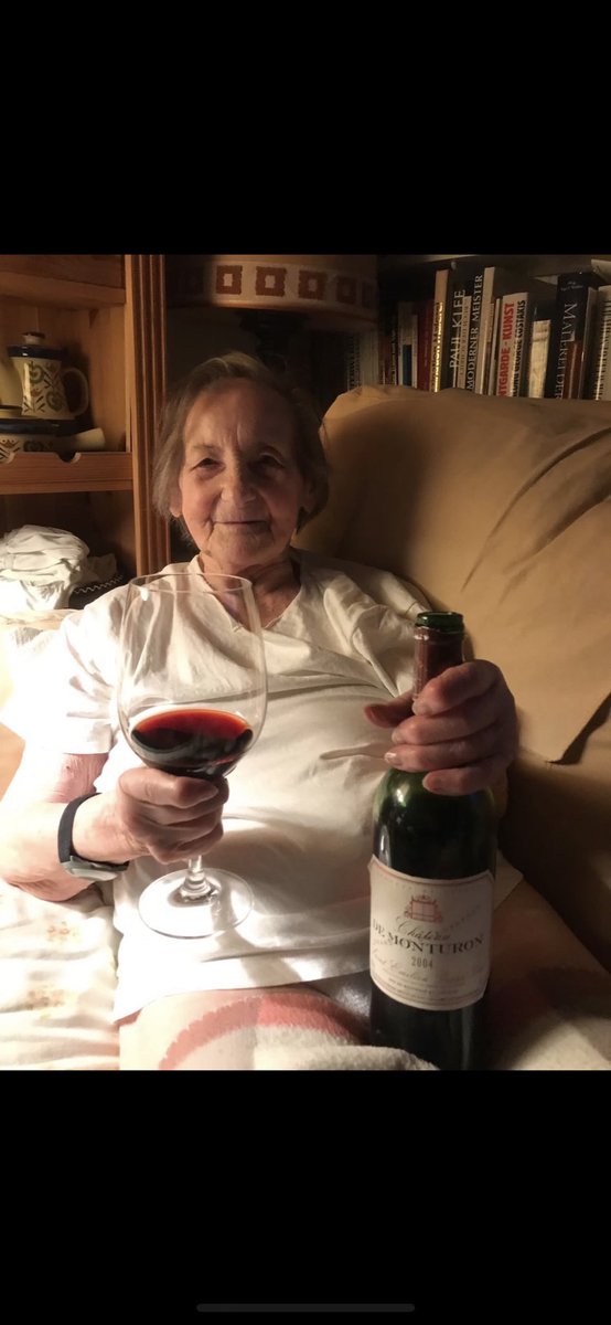 LeiAlexe's tweet photo. Meine Mutter ist heute 100 Jahre alt geworden. Bei glasklarem Verstand. Ihr Rezept: Sie hat tägl.frisch gekocht, tägl. Salat, nie übergewichtig, nie geraucht, kein Sport, aber fast alles zu Fuß erledigt. Und trinkt immer noch gerne ein Glas Rotwein. 
Happy Birthday, liebe Mama! https://t.co/4cBM2hZiN2