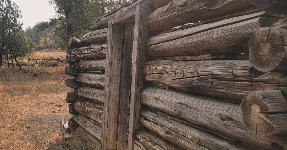 Adventure605's tweet photo. Oh, the stories this cabin could tell if the walls could talk. #Adventure605 https://t.co/9ushNzXO5n