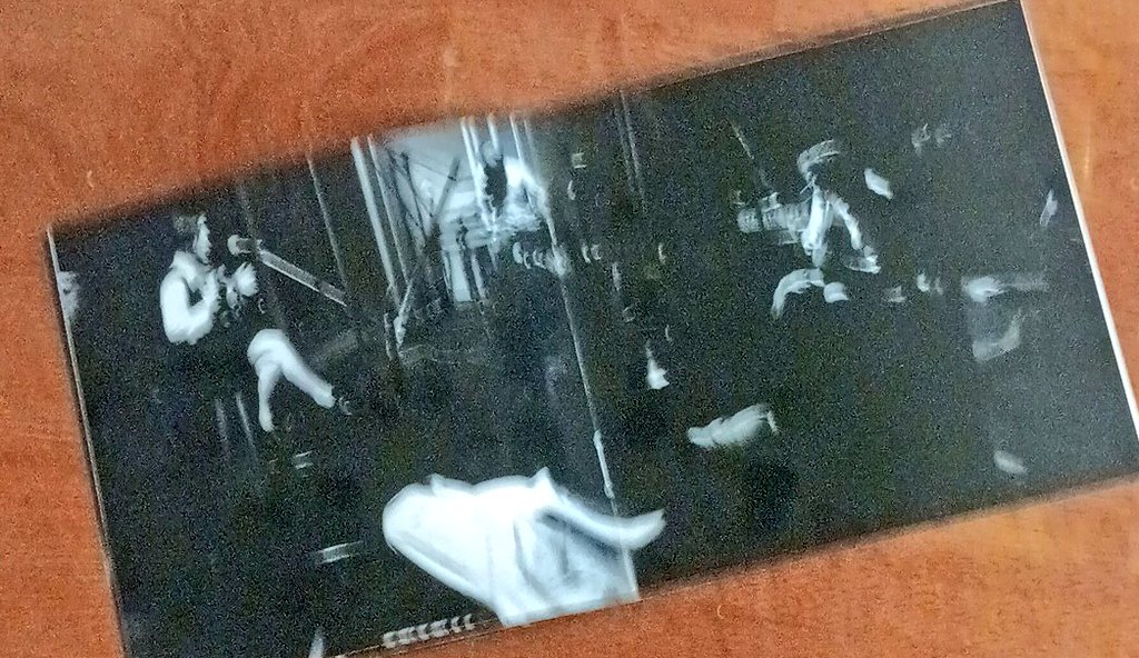 Kryg502's tweet photo. Comme certaines personnes ont eu pitié de moi 😜 et/ou m'ont fait l'amitié 😘 de proposer qques suggestions en DM pour mon #InsideCover, une photo supplémentaire, tjs du même album (c'est la photo centrale du livret du CD). https://t.co/k3NIC2c1CT