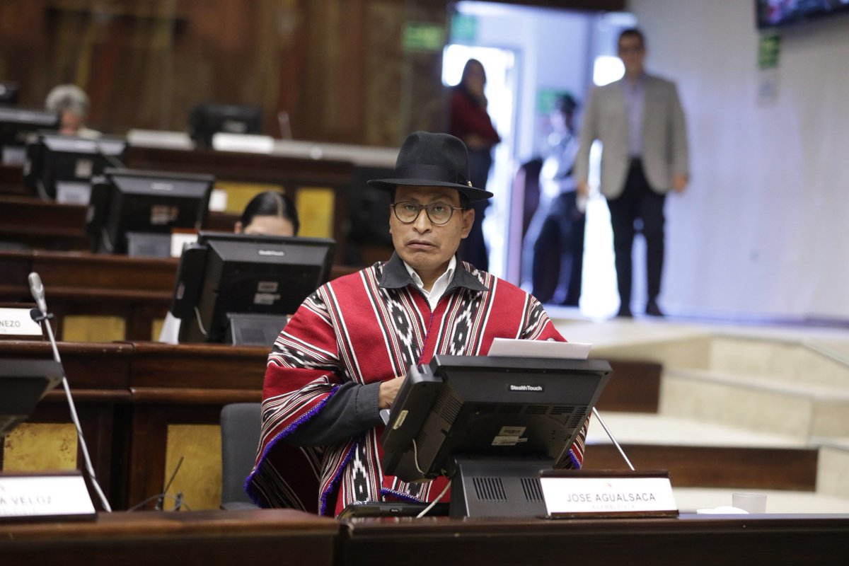 AsambleaEcuador's tweet photo. El asambleísta nacional @JoseAgualsacaG  critica la campaña de desprestigio a los proyectos de generación eléctrica desarrollados y propuestos por el gobierno de Rafael Correa. 
Señala que el Ejecutivo "carece de voluntad política y patriotismo y la #CrisisEnérgetica se debe a la falta de inversión pública de los últimos tres gobiernos que favorecieron a los intereses particulares en lugar de los intereses del pueblo ecuatoriano". 
Concluye que el Proyecto de Ley Orgánica para Impulsar la Iniciativa Privada en la Transición a Energías Renovables, urgente en materia económica, no resuelve los apagones y llama a trabajar en los proyectos inconclusos. #JuntosLegislamos