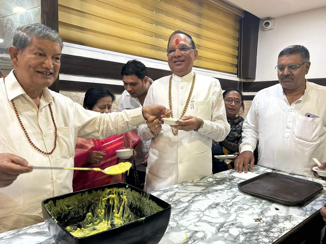 harishrawatcmuk's tweet photo. आज #HotelCastleView_रूड़की में #PressConference को संबोधित किया और #Diwali के उल्लास व उमंग में हल्का सा उत्तराखंडियत का छौंका लगाने के लिए मैंने, रुड़की, भगवानपुर, मंगलौर, लण्ढौरा (जनपद हरिद्वार) क्षेत्र के #पत्रकार मित्रों को पहाड़ी #नमक के साथ #अमरूद, ...1/2 https://t.co/qEFcLekAPu