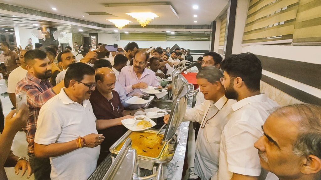 harishrawatcmuk's tweet photo. आज #HotelCastleView_रूड़की में #PressConference को संबोधित किया और #Diwali के उल्लास व उमंग में हल्का सा उत्तराखंडियत का छौंका लगाने के लिए मैंने, रुड़की, भगवानपुर, मंगलौर, लण्ढौरा (जनपद हरिद्वार) क्षेत्र के #पत्रकार मित्रों को पहाड़ी #नमक के साथ #अमरूद, ...1/2 https://t.co/qEFcLekAPu