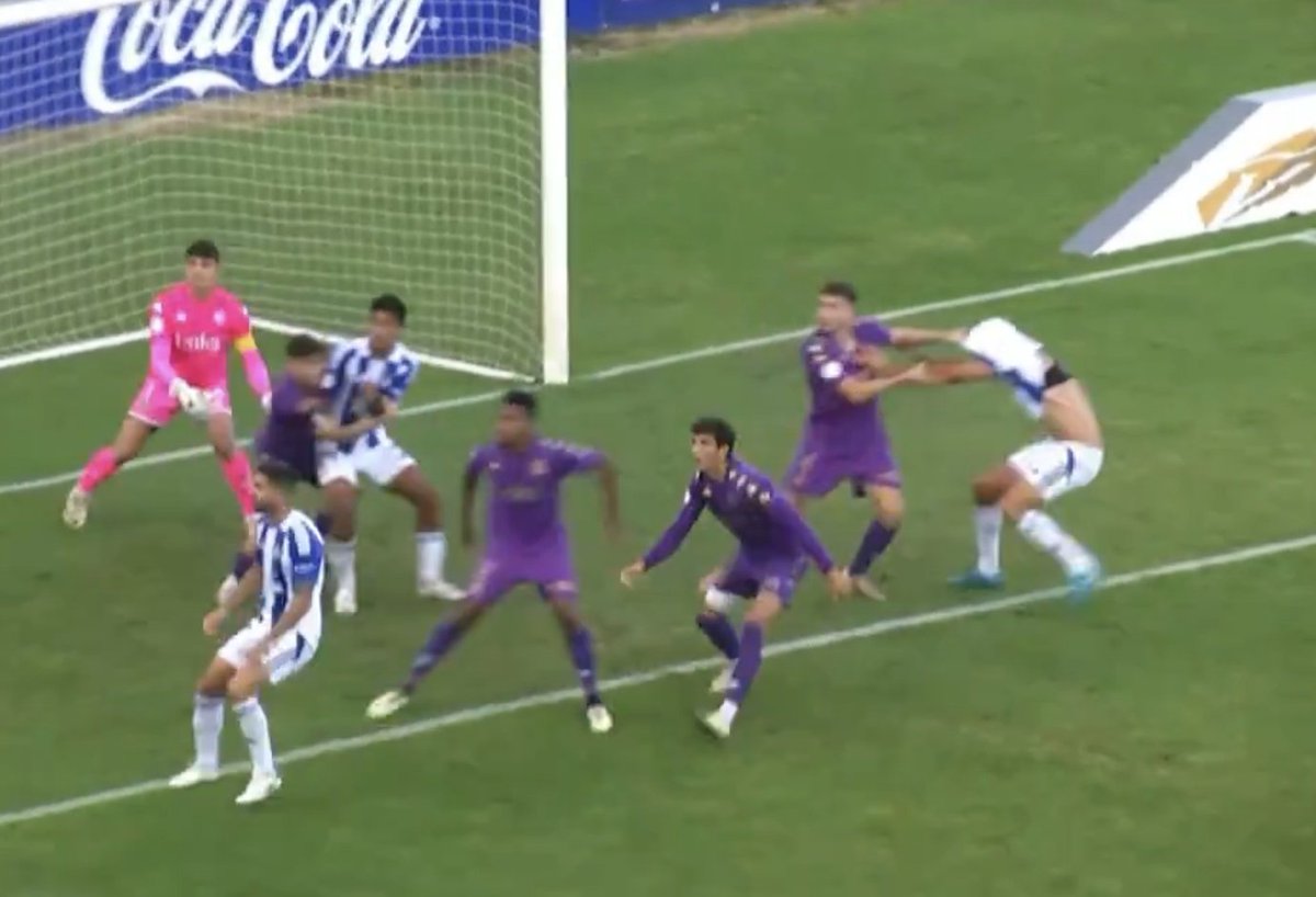 Juanma_G_Anes's tweet photo. Nos han regalado el partido con el penalti, sí, porque, poco antes, esto de ponerle a Pali la camiseta de capucha fue muy difícil de ver por los OCHO OJOS que deben impartir justicia. 
OCHO.
En fin.
🥳 https://t.co/hyqRQPg35K