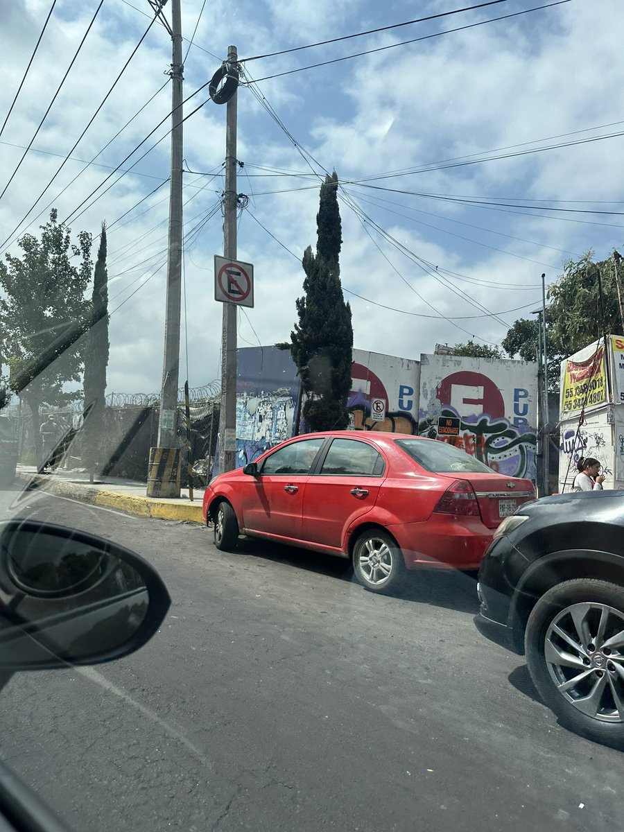 Yaz_Carby's tweet image. Autos estacionados sobre Picacho Ajusco a la altura de #Sixflags donde está la grúa @OVIALCDMX @TlalpanAl ?