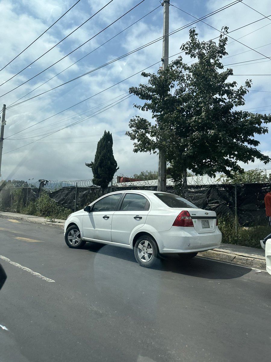 Yaz_Carby's tweet image. Autos estacionados sobre Picacho Ajusco a la altura de #Sixflags donde está la grúa @OVIALCDMX @TlalpanAl ?
