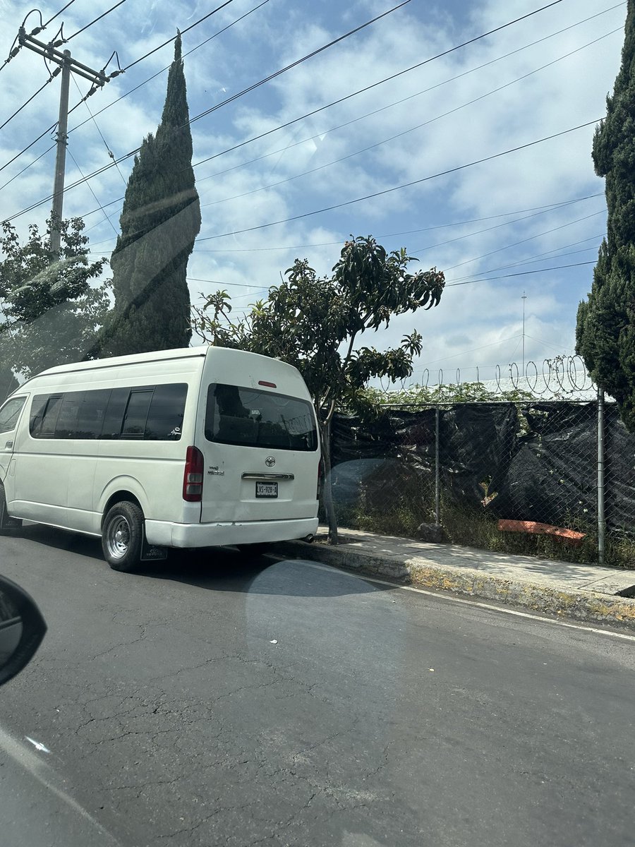 Yaz_Carby's tweet image. Autos estacionados sobre Picacho Ajusco a la altura de #Sixflags donde está la grúa @OVIALCDMX @TlalpanAl ?