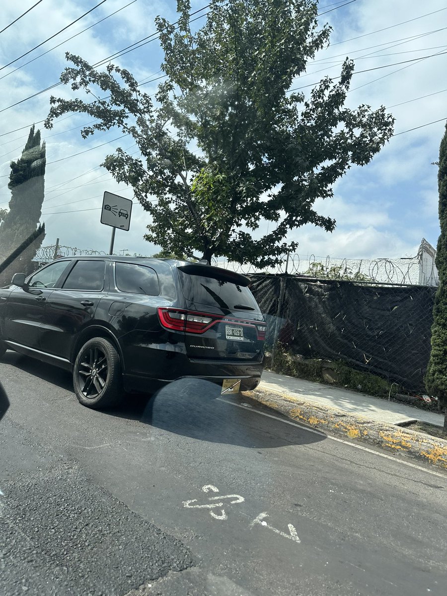 Yaz_Carby's tweet image. Autos estacionados sobre Picacho Ajusco a la altura de #Sixflags donde está la grúa @OVIALCDMX @TlalpanAl ?