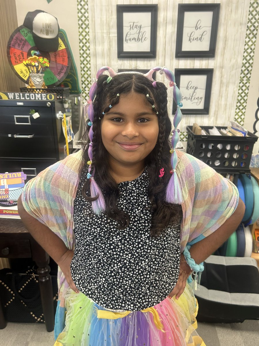 angelaatkagan's tweet image. Meet our teacher of the day! Ms. S gave the spelling test, read a chapter to the class, stamped student work, gave away pink tickets, and more! She used her hard earned Dojo points to be the teacher. #mrspink4thgrade #vaughnelemfisd