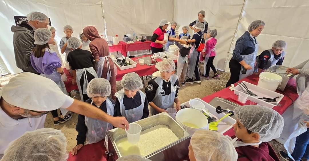 🐑 Feria del Cordero Segureño y la Ganadería Extensiva de #Archivel 

Este fin de semana se ha celebrado la octava edición de este evento, con el que se pone en valor la raza autóctona segureña y la importante función social, económica y medioambiental la ganadería tradicional.