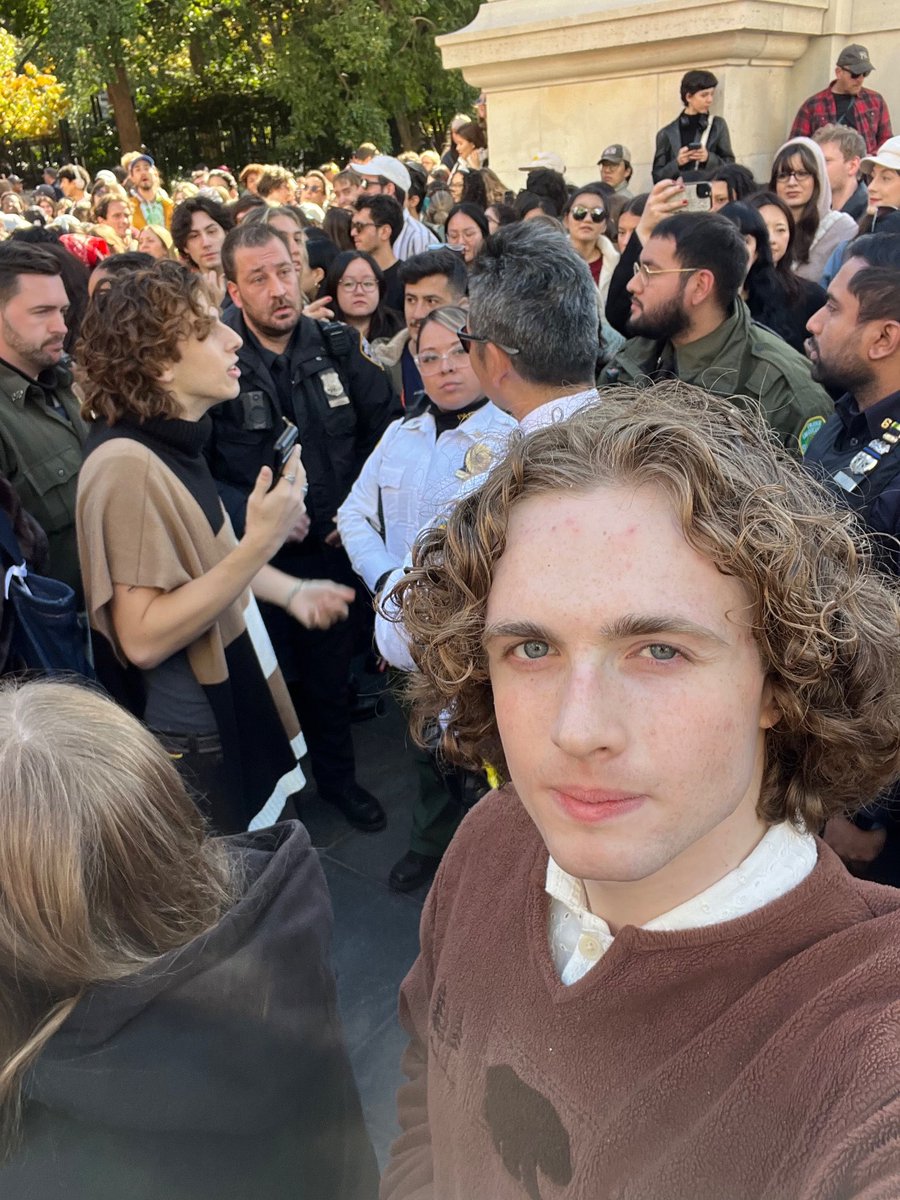 DiscussingFilm's tweet image. Some of the Timothée Chalamet look-alikes are getting arrested at the Timothée Chalamet look-alike contest.

(📸: @number_pizza111/@BL4CKNOlR)
