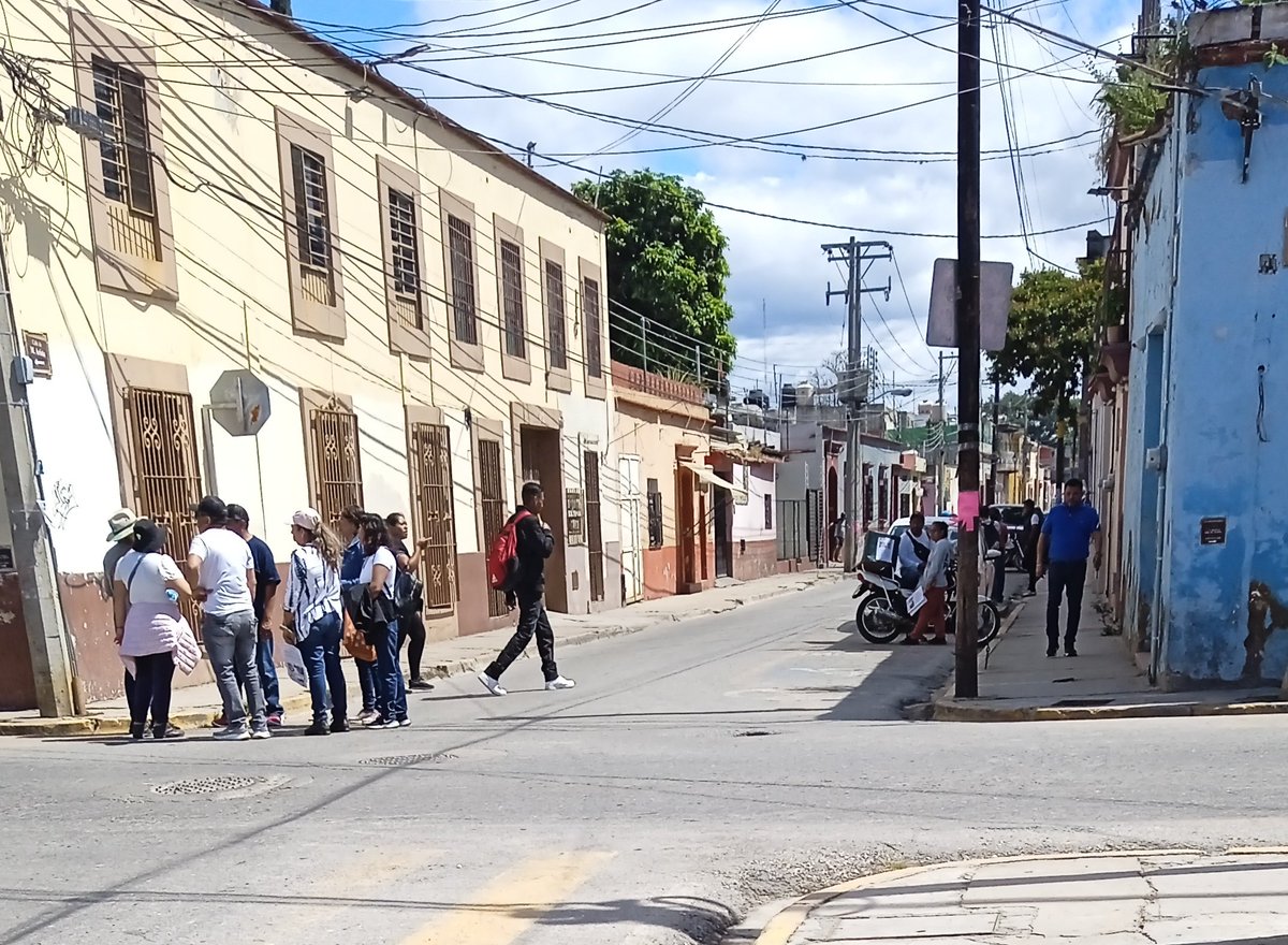 Ante la incapacidad de <a href="/FISCALIA_GobOax/">Fiscalía General</a>  y su titular <a href="/FiscalOaxaca/">Bernardo Rodríguez Alamilla</a>  familiares de Judith Vianney Toledo Santos, cierran la vialidad en los alrededores de La Calle de Arista esperando de la cara el flamante (Fiascal) Un personaje con nulos resultados ni con Sandra.<a href="/MAracely_Cruz/">Aracely Cruz</a>