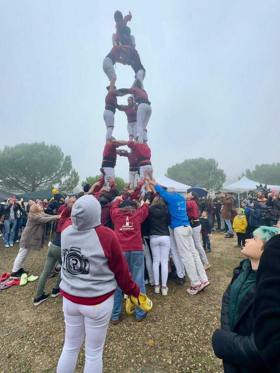 torraires's tweet photo. Avui ens hem desplaçat a Vilanova de Prades, per actuar a la Fira de la Castanya com és tradició. Després de descarregar un tres de sis emboirat, la pluja no ens ha permès continuar. Propera i última parada: diada de les colles del sud a Tortosa! #amuntTorraires #castellers https://t.co/NQZkum3vWJ
