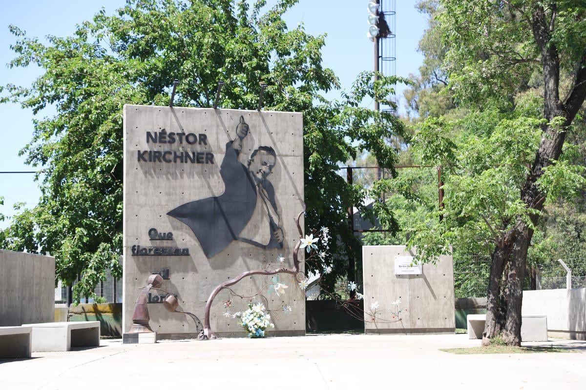 Hoy, en un nuevo aniversario de su fallecimiento, recordamos a Néstor, el presidente que le devolvió la esperanza a todo el pueblo argentino. 

Con su valentía y su coraje para tomar decisiones puso en marcha una Argentina con desarrollo, inclusión y oportunidades para todos.