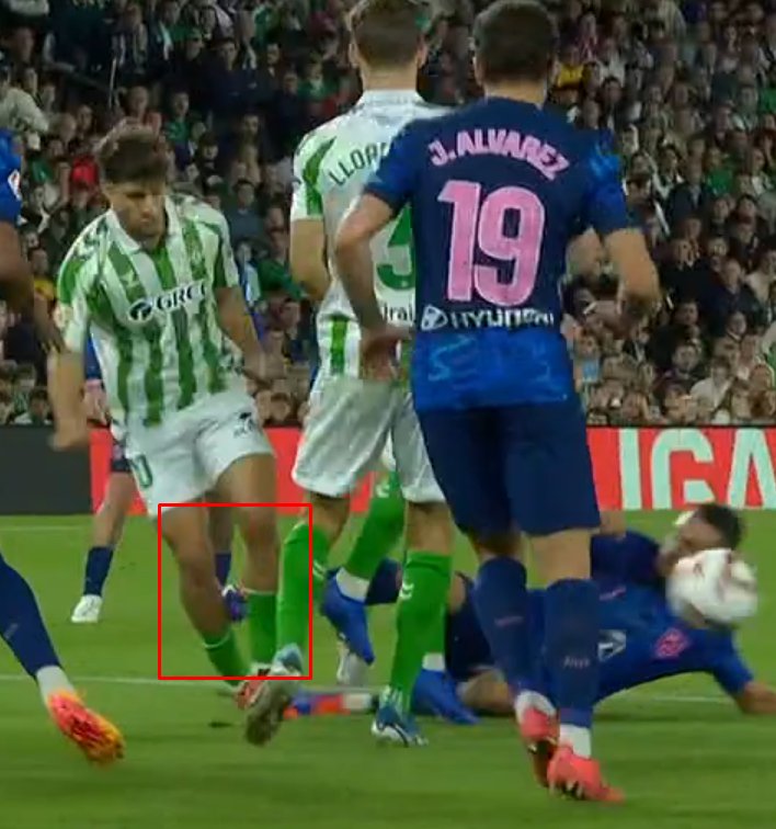 Le acaban de perdonar una roja a Koke que es clarísima y nadie está hablando de esto.

Si es Abde el causante de esa entrada, el Real Betis estaría ahora mismo con un jugador menos sobre el campo porque el VAR hubiese llamado a Gil Manzano.

De esto no hablarán. No interesa hoy.