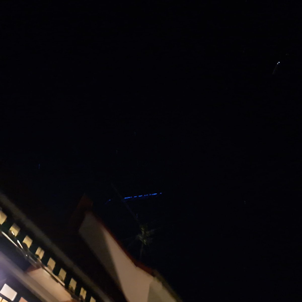 Spimo00's tweet image. Sind das auch #Satelliten von @elonmusk? Diese sahen unregelmäßig groß und blau aus. Eigentlich kenne ich die nur in weiß und alle in gleicher Größe. Flogen eben über Rheinland-Pfalz.