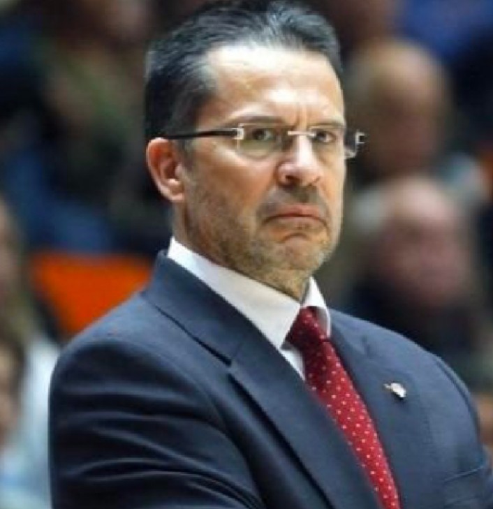 jonpera's tweet photo. Hoy @pedroma2014 ha dado una lección de como  gestionar un partido de baloncesto. Tiempo sin ver como un entrenador puede dominar y ser consciente de todos los aspectos del juego. Enhorabuena entrenador! @ACBCOM https://t.co/pNICTJXgQa