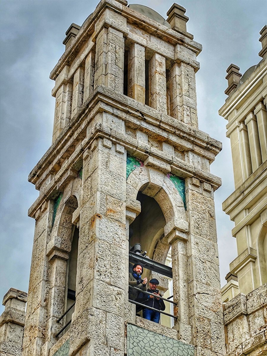Hoy hemos aprendido algo más sobre la antigua capilla del Hospital de Jornaleros y sobre Antonio Palacios gracias al arquitecto Álvaro Bonet.
La asociación de Campaneros de Madrid ha realizado varios toques de campanas, que hemos podido contemplar en directo.