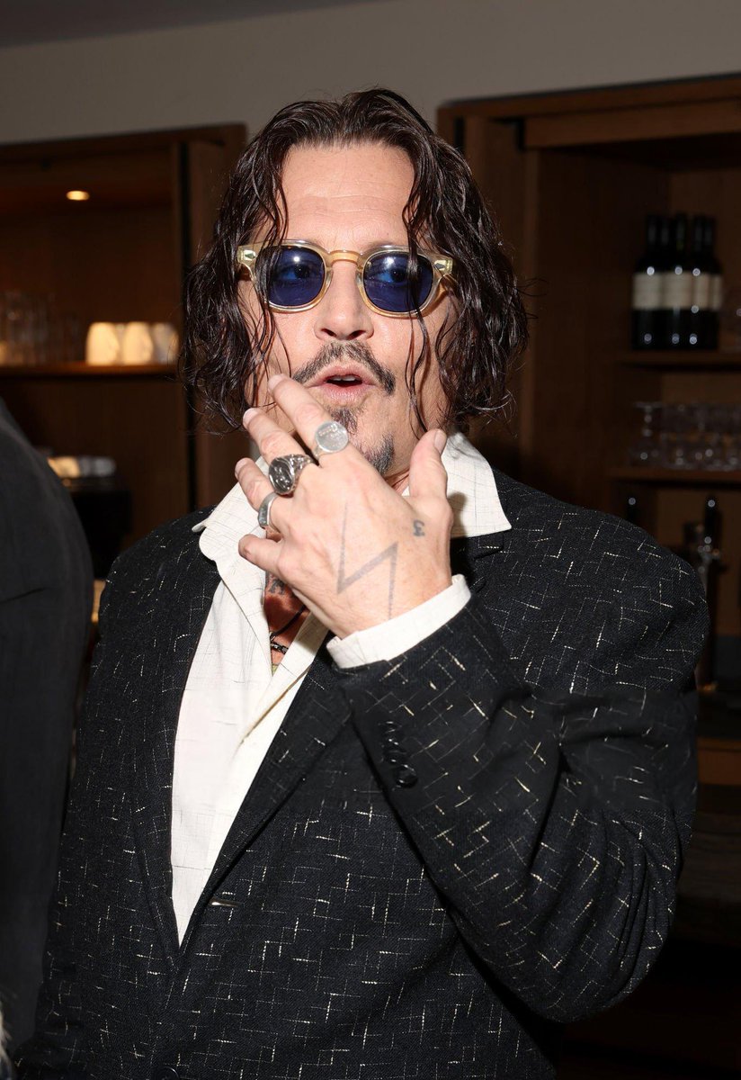 modiamo's tweet photo. https://t.co/vDa93y30nd
#JohnnyDepp in Italia fra #Modí e #chete https://t.co/D68zEWOe4s
